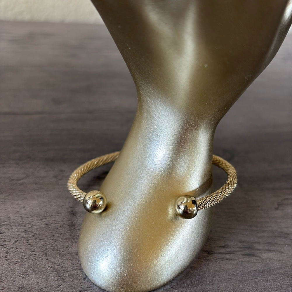 Lulus Round the Twist Gold (toned) Bracelet